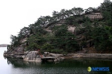 우뚝 선 바위섬