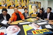 포스터및 홍보물 시안 살펴보는 실무자들