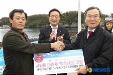 JDC, 서귀동 어촌계에 투석사업비 전달