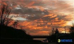 구름위로 아래로 떨어지는 노을