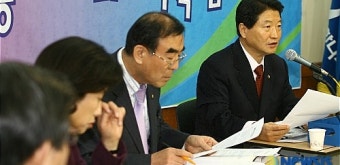 첫날 선거운동관련 이야기하는 안상수 원내대표