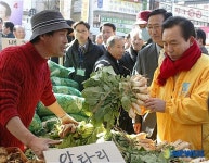 일산 재래시장 찾은 이인제후보