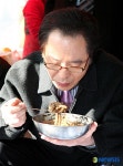 묵국수 먹는 권영길 후보