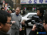 퍼포먼스의 외국인 현장인터뷰