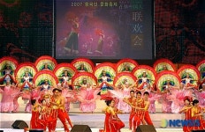 한마음으로 공연 펼치는 한,중의 젊은이들