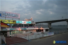 한강에 편의점 띄운다