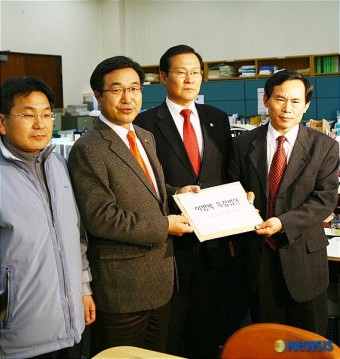 이명박 특검법안 제출하는 대통합민주신당 의원들
