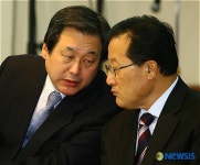 이야기 나누는 김무성 최고위원과 김학원 의원