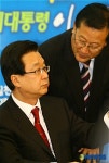 심각하게 이야기 나누는 강재섭 대표와 김학원 의원