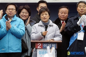 박근혜 전 대통령, 대구 서문시장서 김문수 후보 지지 선언하여 보수단결 강조