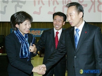 이명박후보와 악수하는 나경원대변인