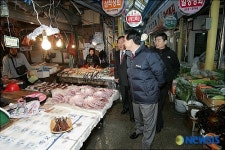 김진선 강원지사, 태백 황지자유시장 방문