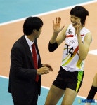 홍성진 감독과 기쁨 나누는 양효진 선수