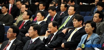 BBK 수사검사 탄핵안 관련 이야기 듣는 의원들