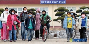원유 유출사고로 인해 마스크 쓴 학생들
