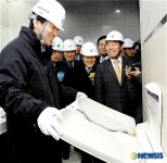 여성화장실에 설치대 육아대를 살펴보는 오시장