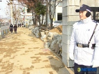 담장 허문 충북 충주경찰서