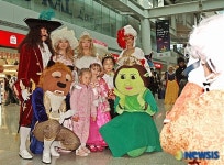 동화속 캐릭터와 함께 기념 사진