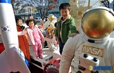 우주체험전 찾은 어린이들