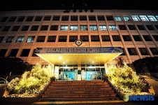 크리스마스 트리로 환하게 불밝힌 용산구청