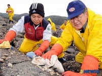 기아자동차, 노사 함께 태안 기름유출 방제 지원