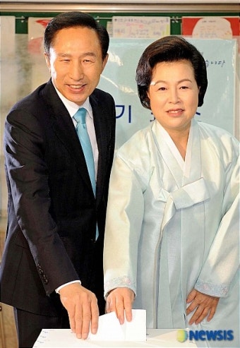 투표하는 이명박 후보 내외