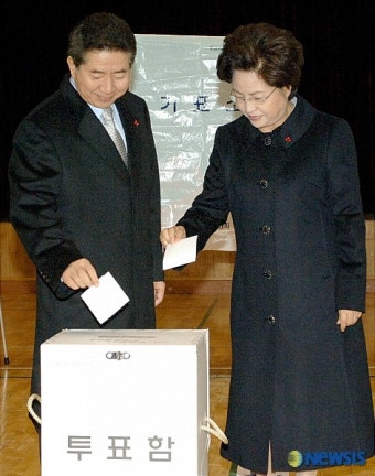 17대 대통령 투표하는 노무현 대통령과 권양숙 여사