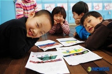 방과후 수업 하는 모항초등학교 어린이들