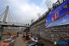 개막 준비하는 청계천 청혼의 벽