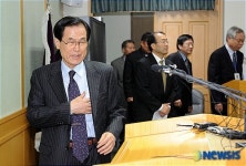 회견장 들어오는 정강정 평가원장