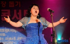 열창하는 김금희 교수