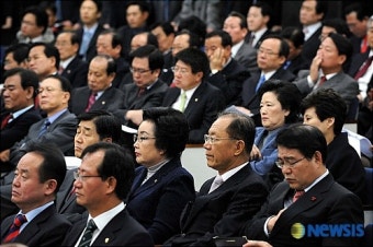특검법 이야기 경청하는 의원들