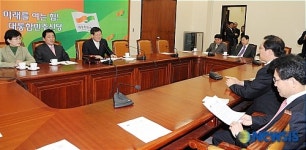 오충일대표, 당쇄신요구관련 초선의원 면담