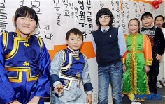 몽골어린이들의 첫 한글붓글씨 체험