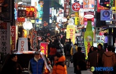 연말 맞아 붐비는 종로 먹자골목