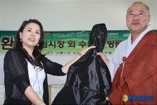 BWC에 악기 기증하는 수원시 대표단