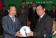 시엠립주에 축구공 전달하는 박지성 父 박성종씨