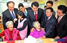 요양중인 할머니들과 이야기 나누는 오세훈 시장