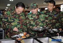 식판에 직접 밥과 반찬 담는 이명박 대통령 당선자