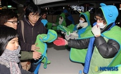 SC제일은행이 나눠주는 보온 망토 받아가세요