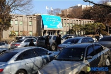 휴일에도 차로 가득찬  인수위 주차장