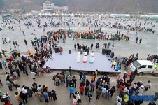 2008 얼음나라 화천 산천어 축제에 모인 관광객들
