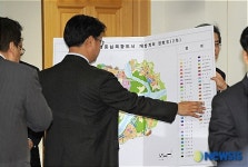 행정중심복합도시 개발 계획 평면도 살피는 직원들