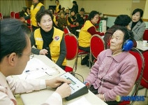 적십자 부산지사, 지역 어르신에게 보청기 선물