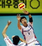 김형우에게 토스하는 김영래