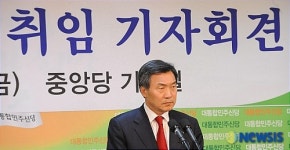 기자들의 질문 유심히 듣는 손학규 대표