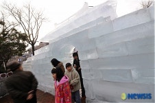 마로니에공원 입구에 설치된 얼음입구