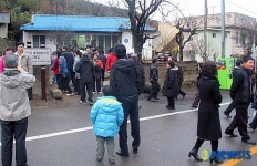 관광객들로 가득찬  이명박 당선인 고향마을