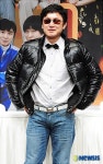 선글라스 끼고 등장한 윤용현