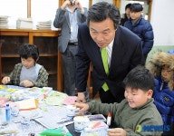 교육받는 어린이와 이야기중인 손대표